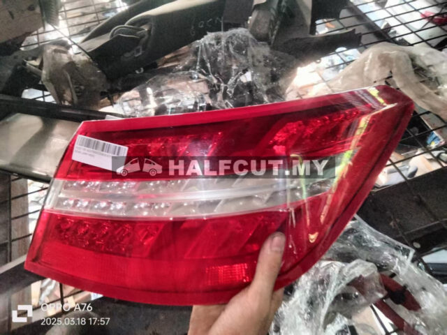 207 906 0258 W207 1ST TAIL LAMP (RIGHT)