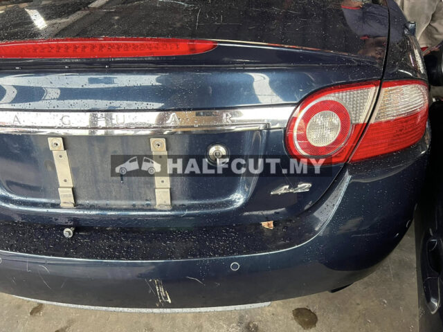 Jaguar XK 4.2 cabriolet half cut rear cut