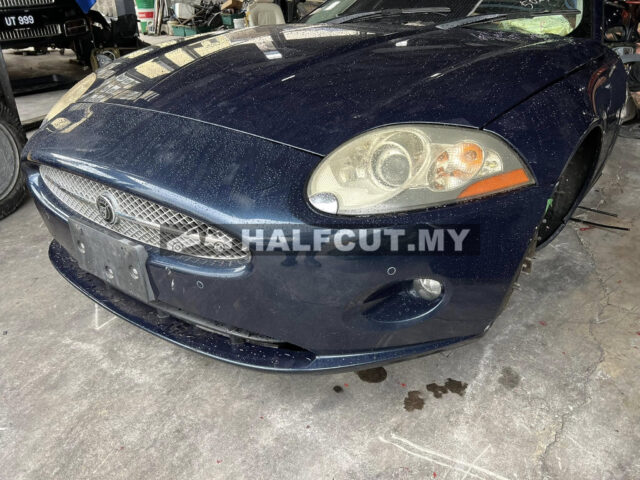 Jaguar XK 4.2 cabriolet half cut rear cut