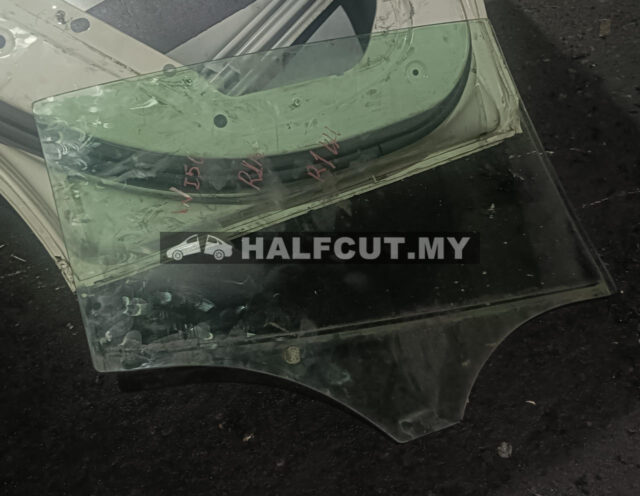 MERCEDES BENZ W156 REAR DOOR WINDOW GLASS R /L