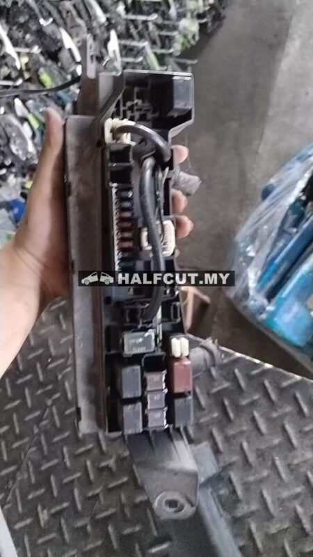 ALTIS ZRE122 OUTSIDE FUSE BOX