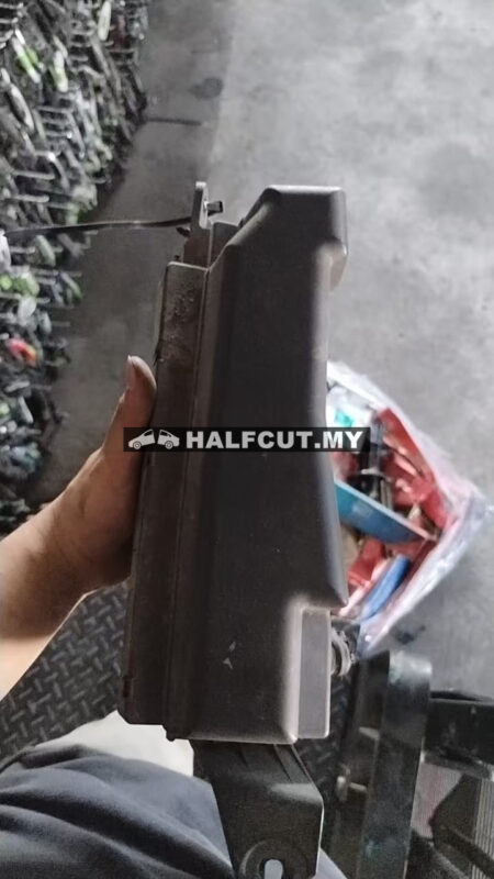 ALTIS ZRE122 OUTSIDE FUSE BOX