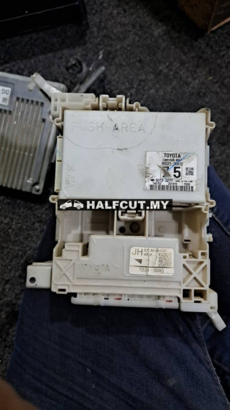 TOYOTA HILUX REVO 2.4 FUSE BOX ECU (89221-0KA10) 75