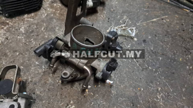 TOYOTA HARRIER ACU30 THROTTLE BODY