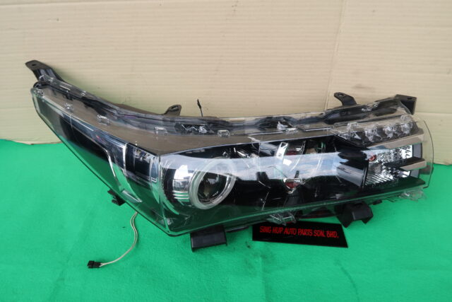 TOYOTA ALTIS HEADLAMP (RH) CHINA