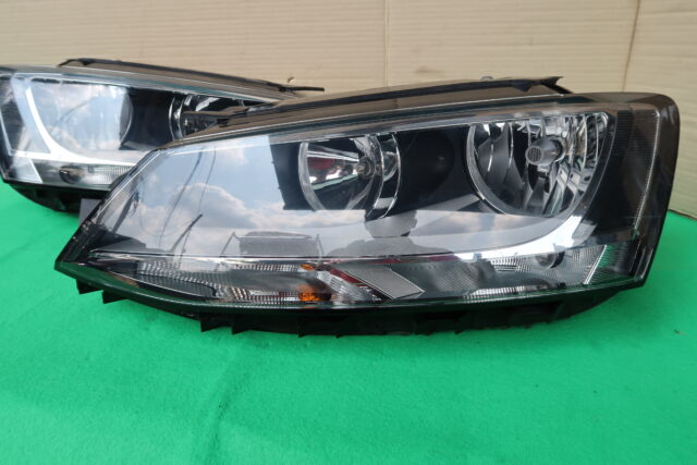 VOLKSWAGEN JETTA HEADLAMP