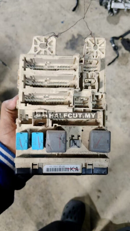 KA TOYOTA HARRIER ACU30 INNER FUSE BOX