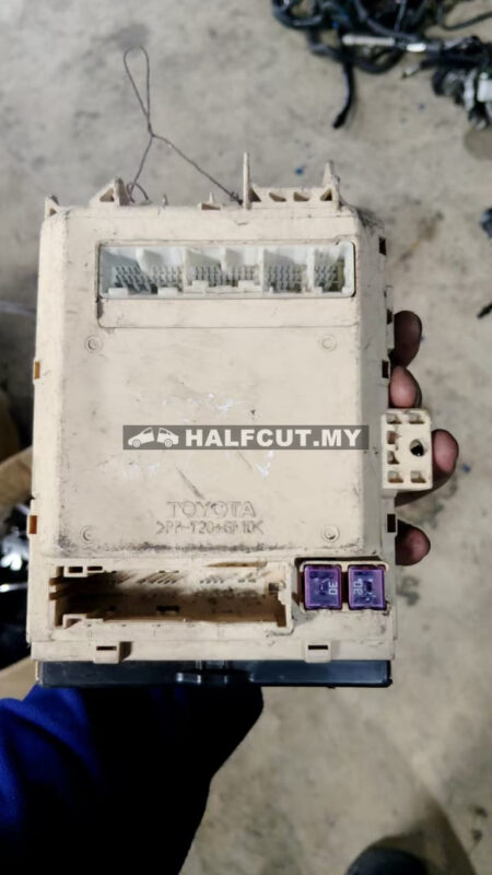 KA TOYOTA HARRIER ACU30 INNER FUSE BOX