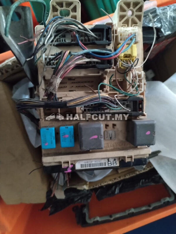 BB TOYOTA HARRIER ACU30 INNER FUSE BOX