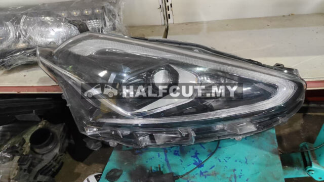 52-289 TOYOTA SIENTA HEAD LAMP