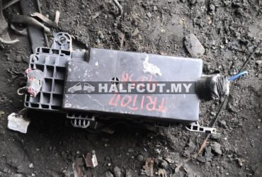 MITSUBISHI TRITON 4D56U FUSE BOX