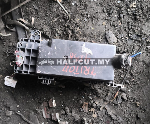 MITSUBISHI TRITON 4D56U FUSE BOX