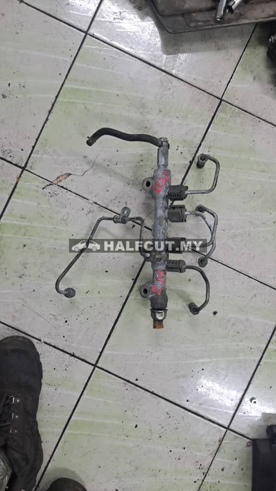 NISSAN E26 FUEL INJECTOR RAIL