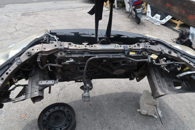 TOYOTA WISH ZGE20 NOSE CUT