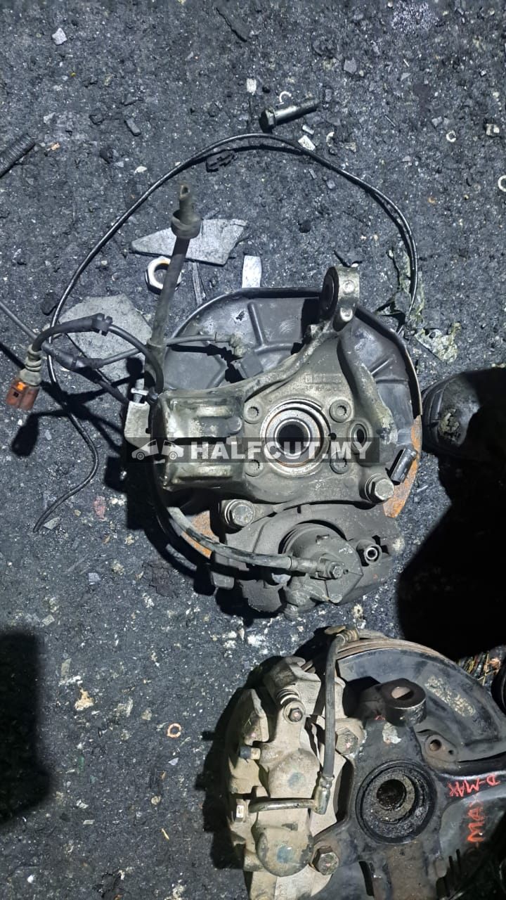 VOLKSWAGEN PASSAT B7 FRONT KNUCKLE F/R