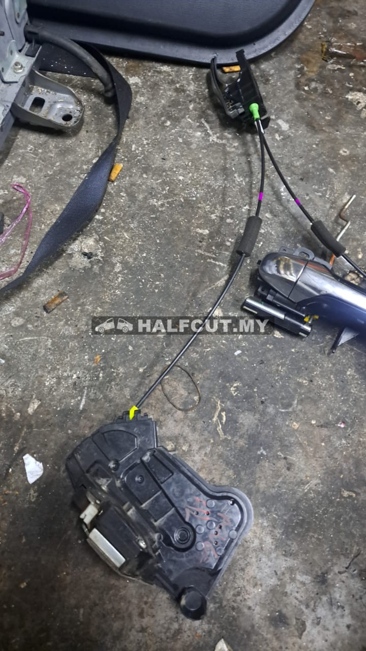 TOYOTA HARRIER ACU60 FRONT LOCK F/L