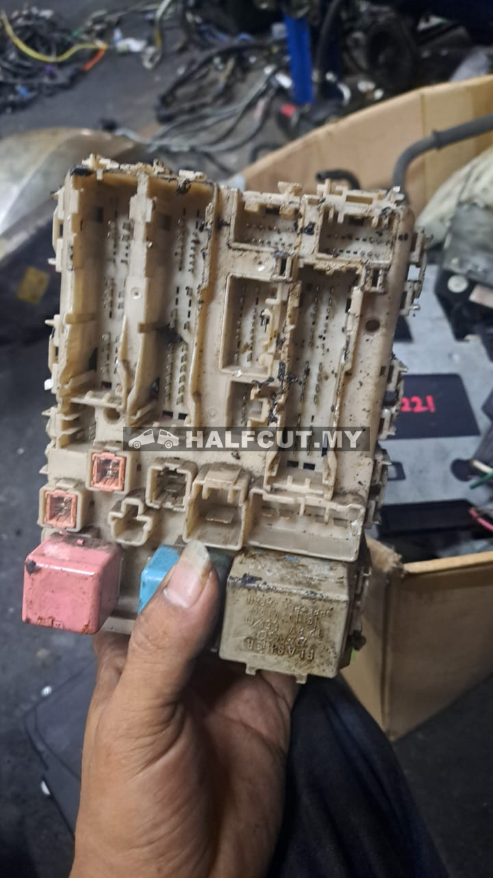 TOYOTA HIACE KDH200 FUSE BOX ECU (82730-26040)