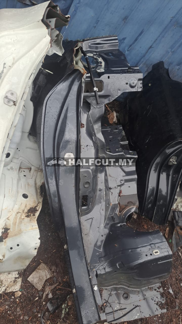MERCEDES BENZ W205 REAR FENDER RH