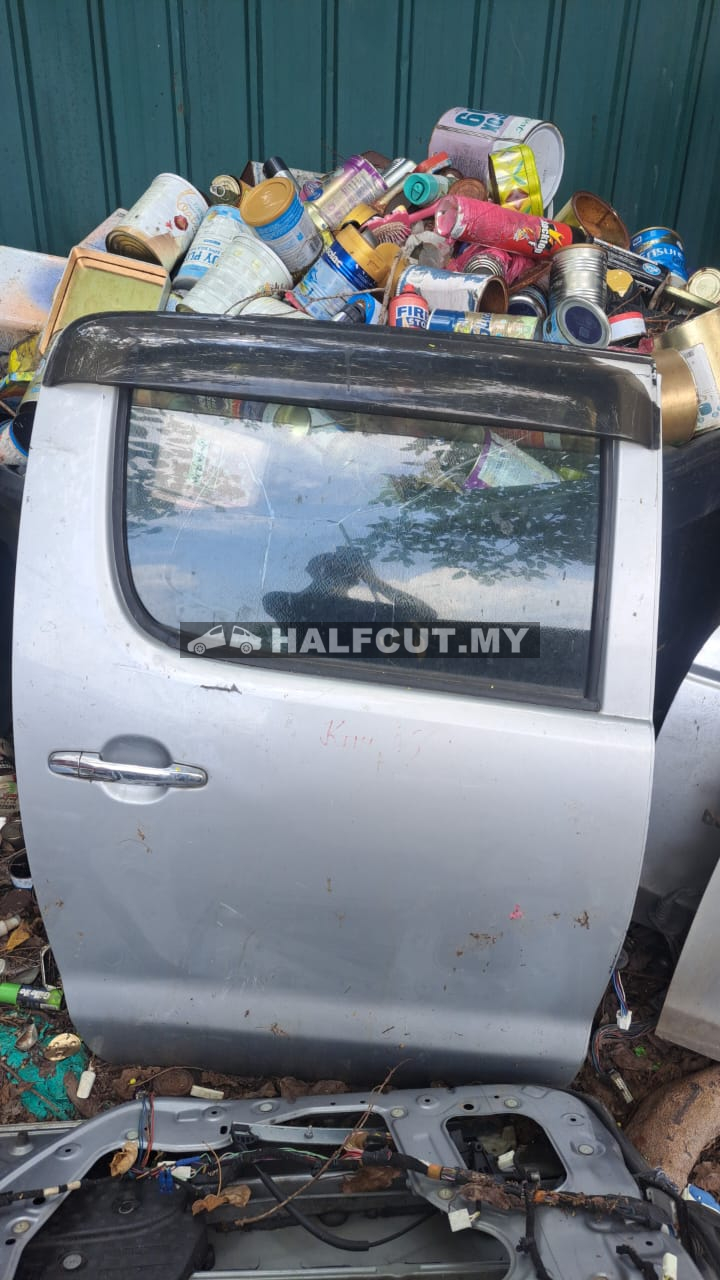 TOYOTA HILUX KUN26 REAR DOOR R/R