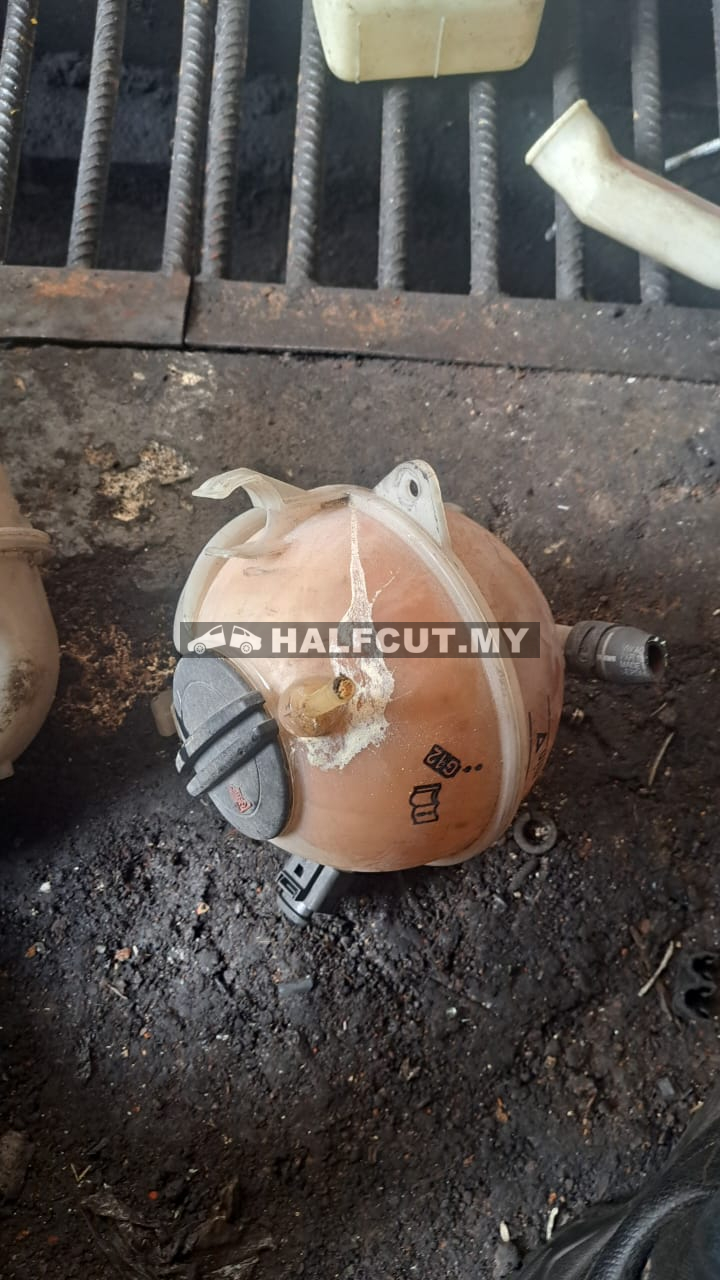 VOLKSWAGEN PASSAT B7 WIPER TANK