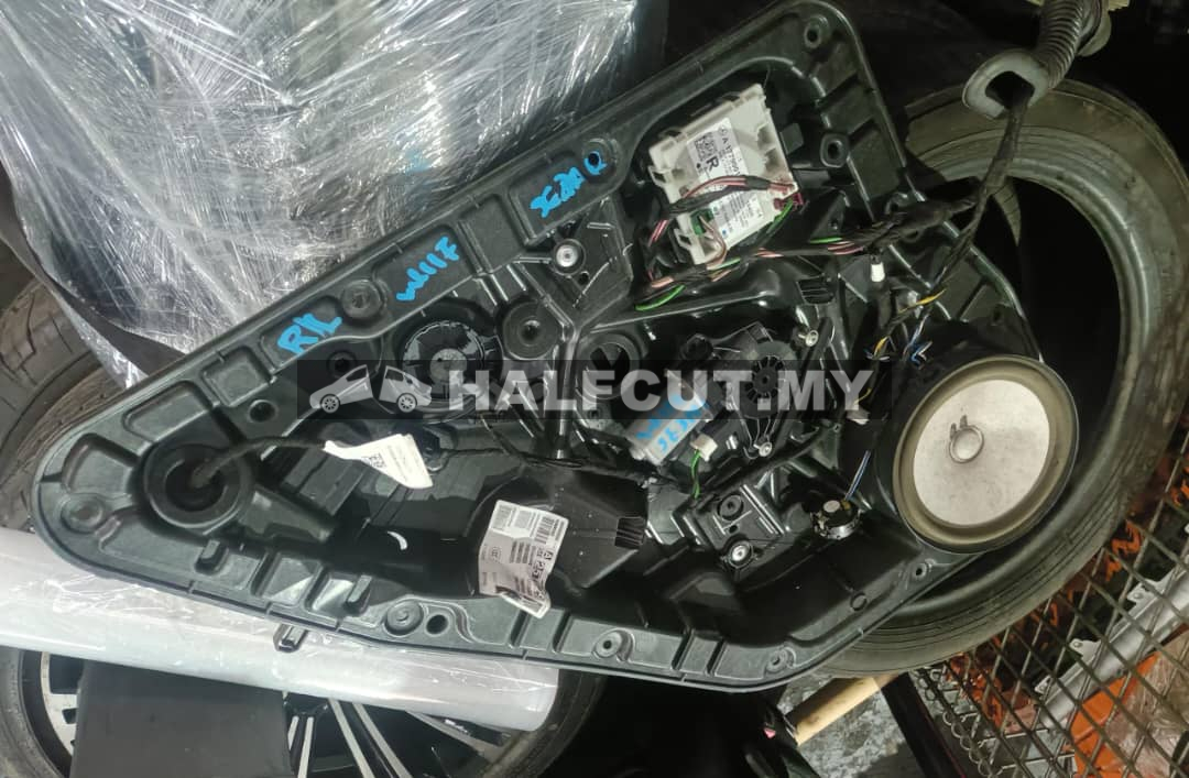 MERCEDES BENZ W117  REAR DOOR GEAR R/L