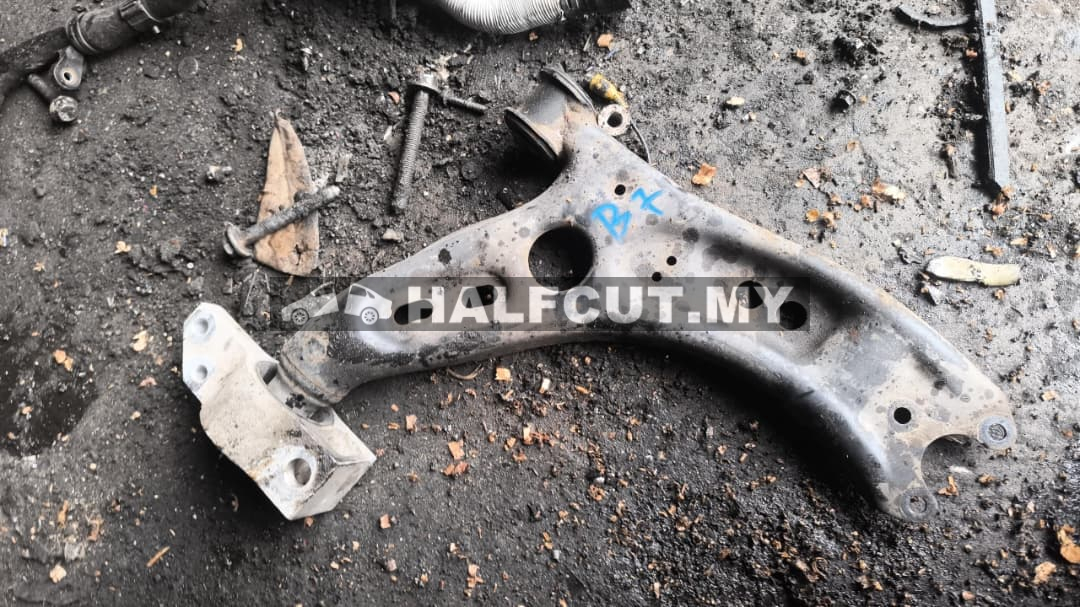 VOLKSWAGEN PASSAT B7 FRONT LOWER RH