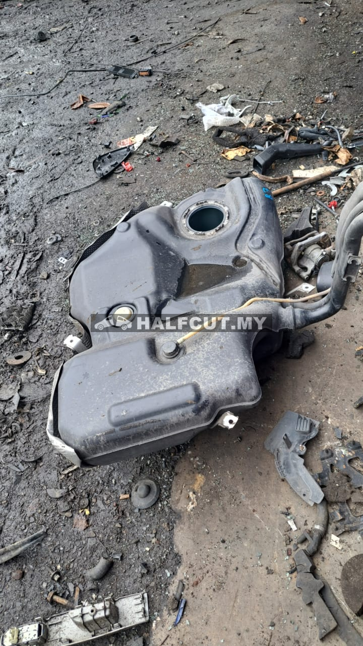 VOLKSWAGEN PASSAT B7 PETROL TANK