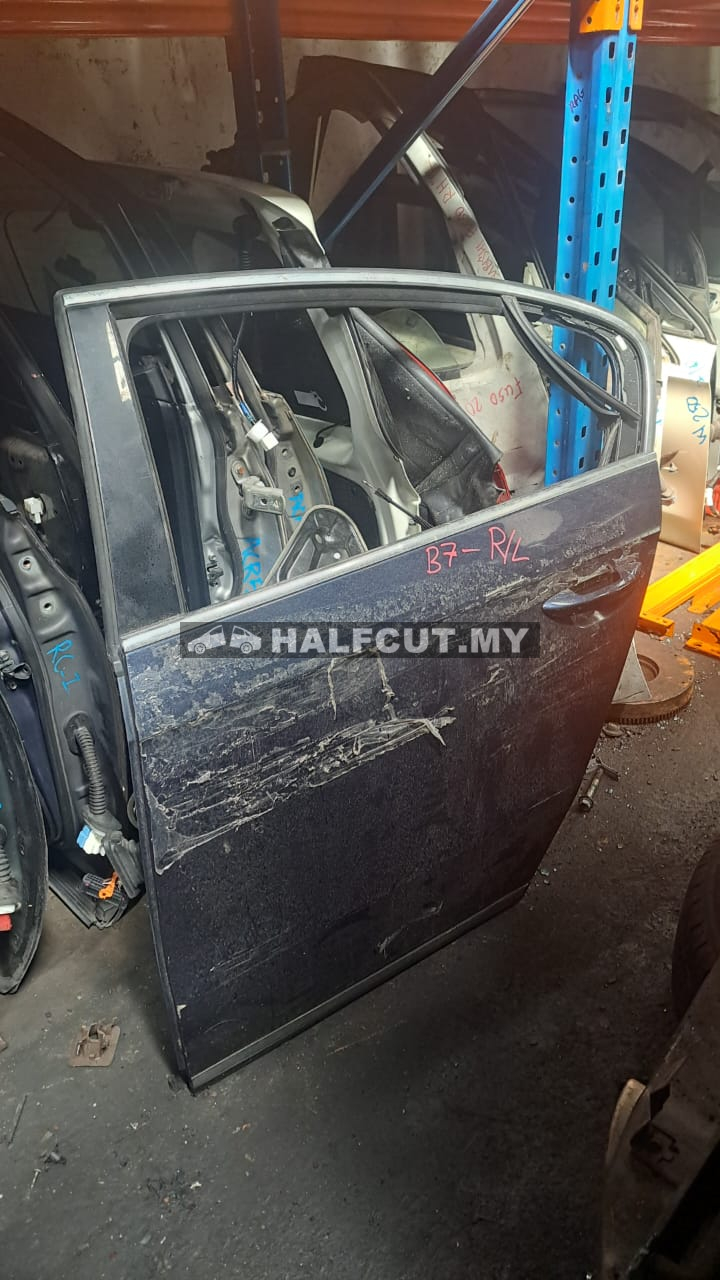 VOLKSWAGEN PASSAT B7 REAR DOOR R/L