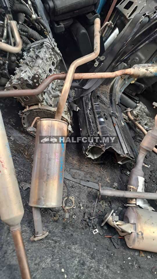 DAIHTSU GRANMAX EXHAUST PIPE