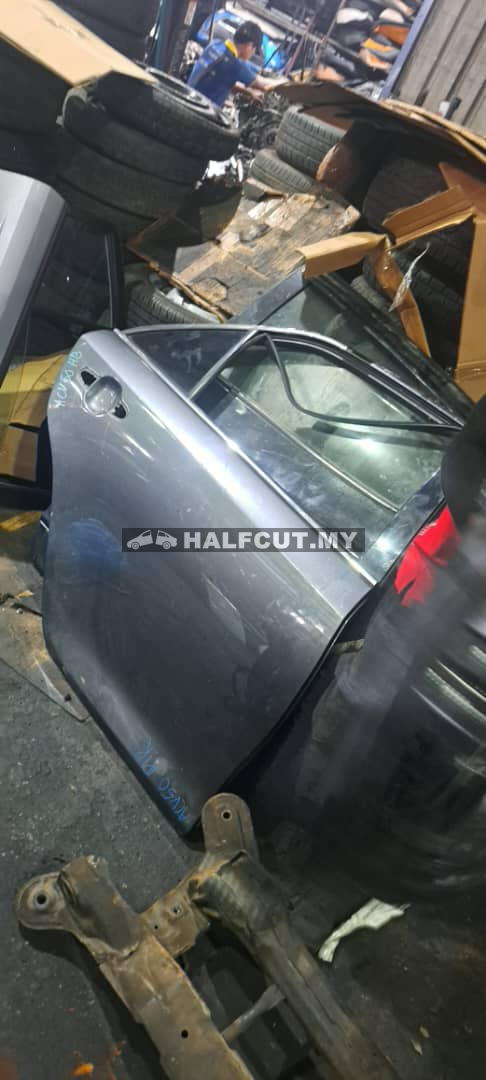 TOYOTA CAMRY ACV50 REAR DOOR R/R