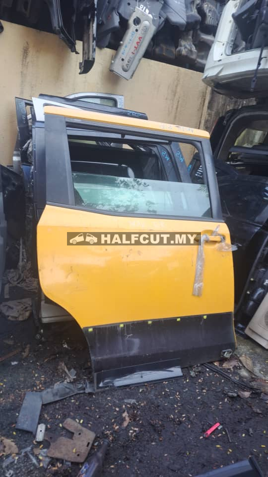 TOYOTA NOAH SIDE DOOR R/R