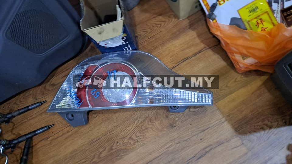 TOYOTA PRIUS C TAIL LAMP (52-252) LH