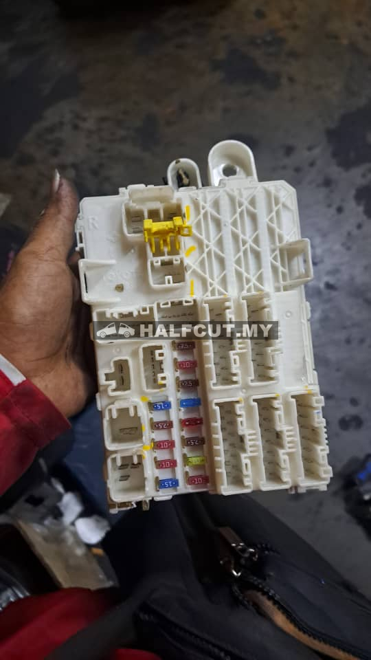 TOYOTA HILUX KUN26 FUSE BOX ECU ( R5 )